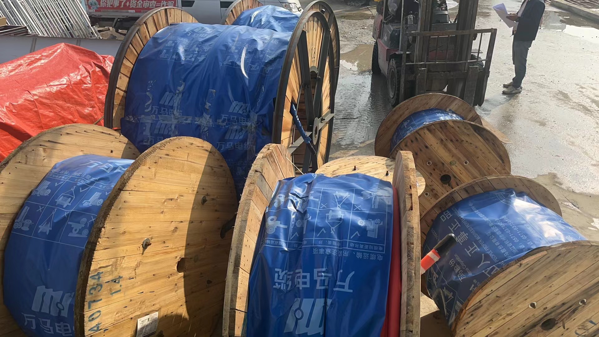 在相同电压下,yjlv22和yjlv23电缆有何不同?